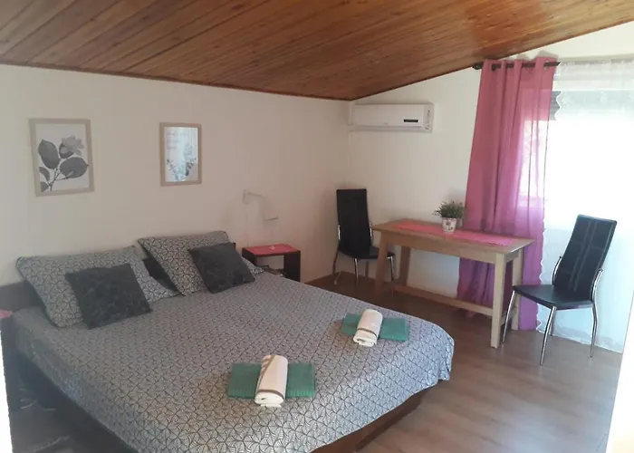 Apartments Carev 1293 Guest house Jezera