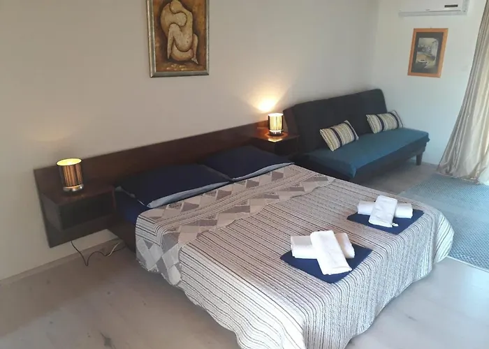 Guest house Apartments Carev 1293 Jezera